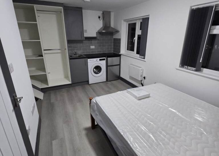 Studio to Rent in Hounslow, (TW4 5LL)