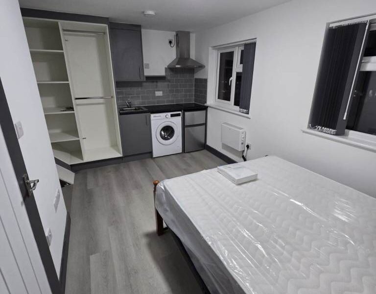 Studio to Rent in Hounslow, (TW4 5LL)