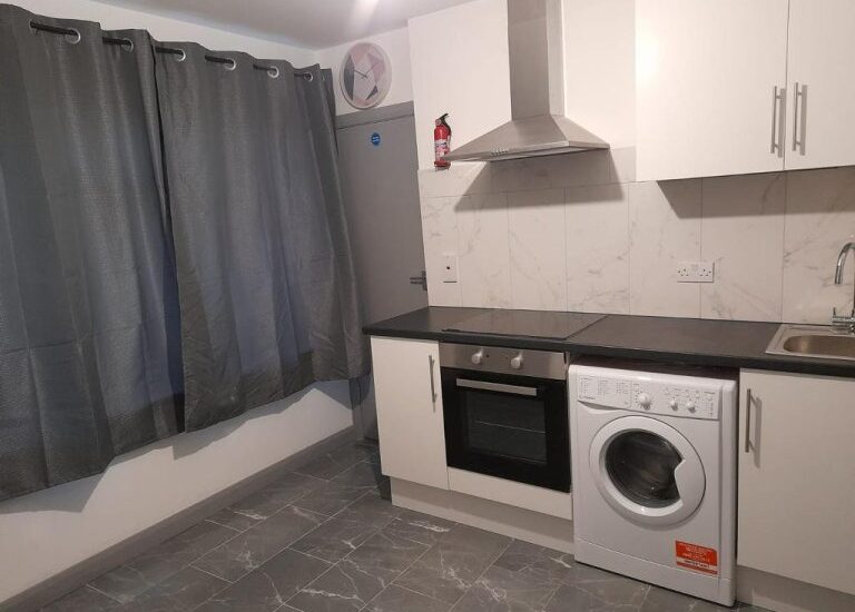 Studio in Feltham, (TW13 4QA)