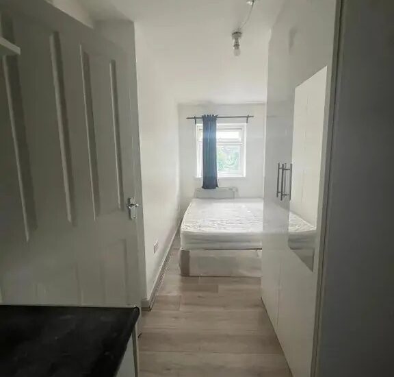 3 Bed-Flat Villier Street, Uxbridge UB8