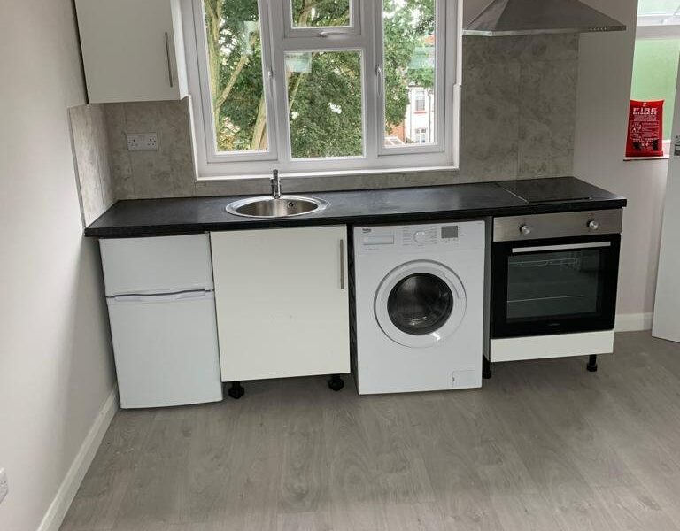 Studio Flat in Harrow HA3 5DZ